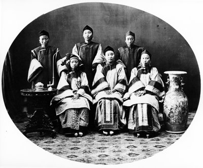 Hemelse Dames, Shanghai, c.1870 door English Photographer